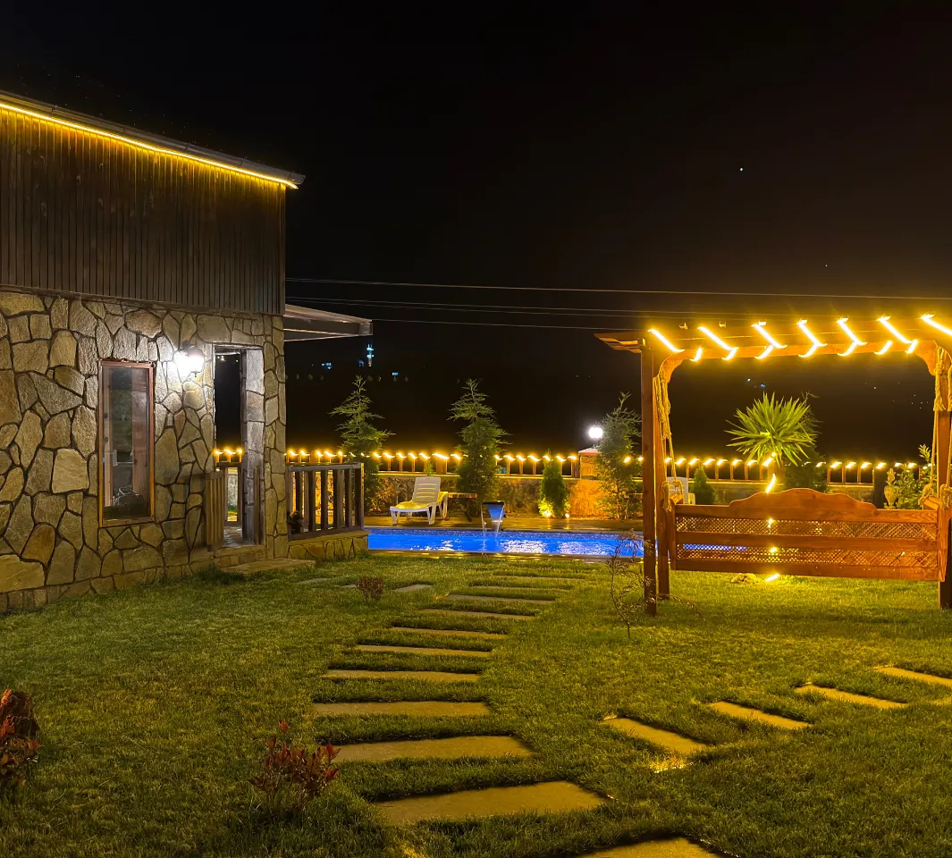 Trabzon havuzlu bungalov akşam atmosferi